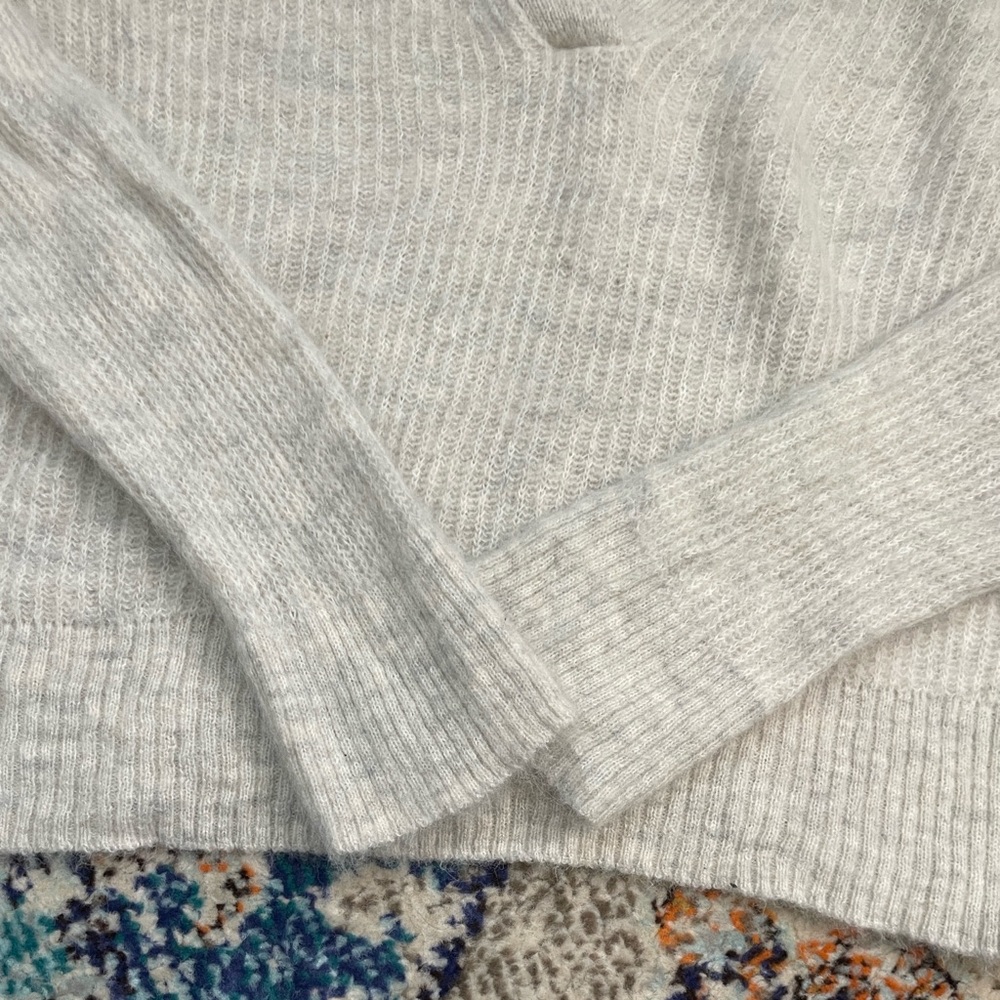 Everlane Women's V-Neck Sweater in Cream - Picture 3 of 6